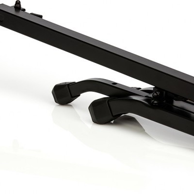 Peça metálica preta e amarela para equipamento sobre fundo branco