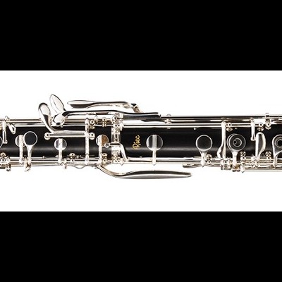 Clarinete preto com detalhes metálicos em fundo branco