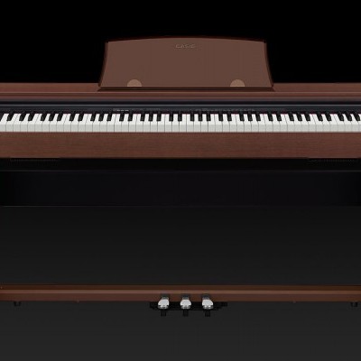Piano digital castanho com teclas e três pedais em fundo preto
