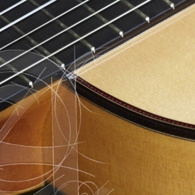 Guitarra clássica de madeira com cordas e marcações no braço