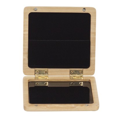 Caixa de madeira clara pequena com interior preto e dobradiças douradas