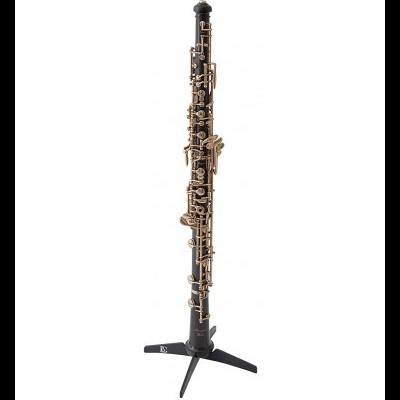 Clarinete preto com chaves metálicas num suporte de tripé