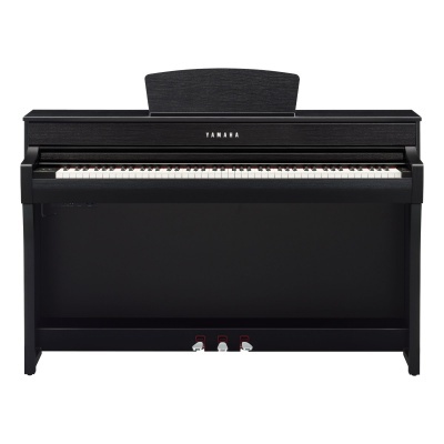 Piano digital Yamaha preto com teclado completo e três pedais