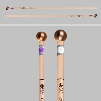 Dois pincéis de maquilhagem com cabo bege e detalhes metálicos dourados, com texto PBP e CONCERTO visíveis