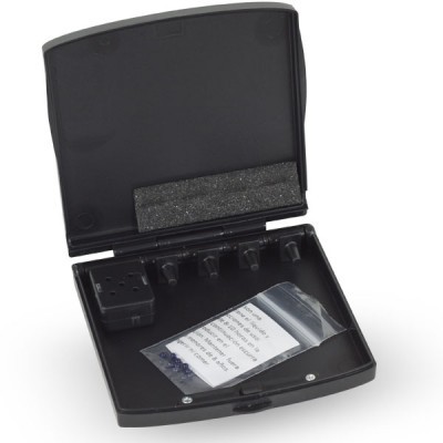 Estojo preto aberto com compartimentos e acessório eletrônico