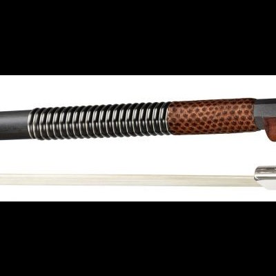 Arco de violino de madeira castanho escuro com detalhes prateados e texto ARGUS F78.