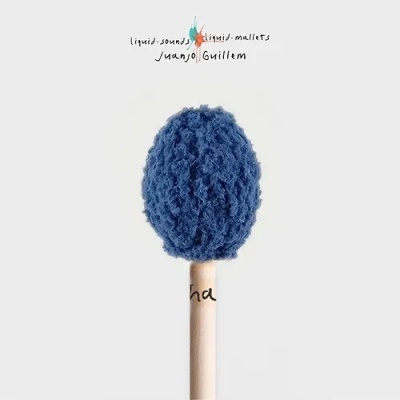 Baqueta musical com cabeça azul texturizada e cabo de madeira clara com escrita