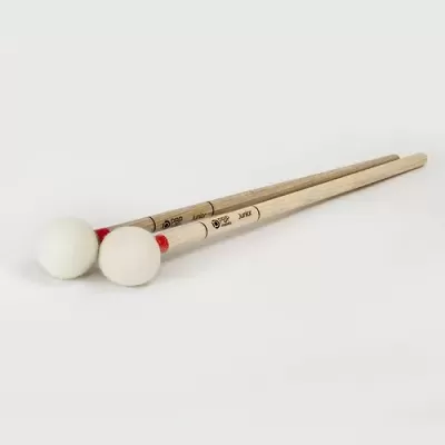 Par de baquetas de percussão com cabeças de feltro branco e cabos de madeira clara