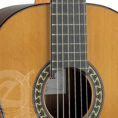 Guitarra clássica castanho claro com detalhes decorativos na boca