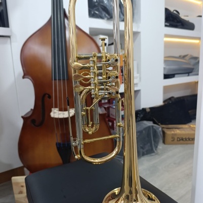 Trompete dourado com três pistões em estúdio de música