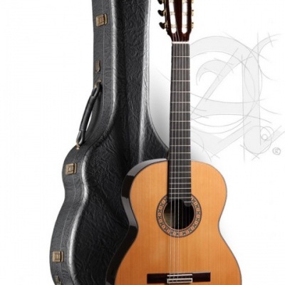 Violão clássico com estojo rígido preto