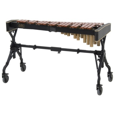 Marimba com barras de madeira e estrutura preta com rodas