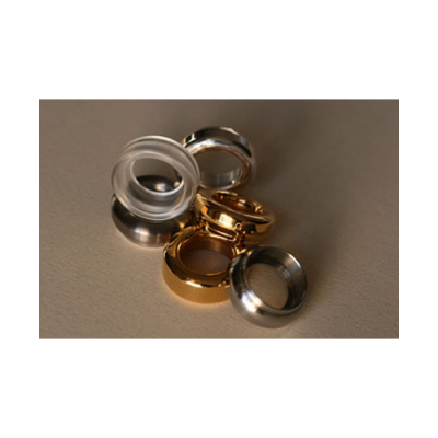 Argolas metálicas e de plástico translúcido variadas em dourado, prateado e transparente.