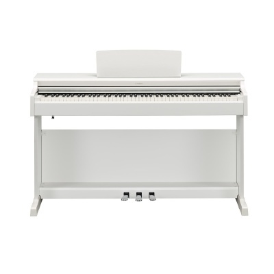 Piano digital Yamaha branco com teclado fechado e pedais