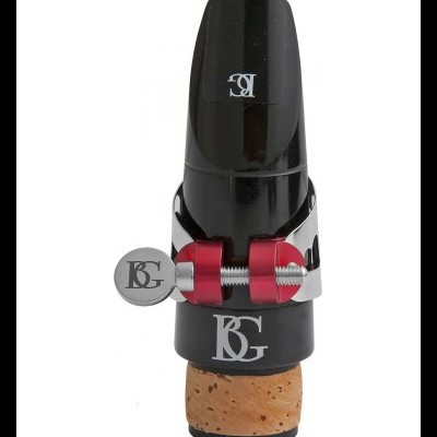 Boquilha para clarinete preta com acessórios prateados e vermelhos sobre suporte de cortiça com logotipo BG