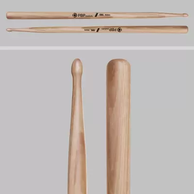 Par de baquetas de madeira clara para bateria com texto PBP Models e códigos pretos