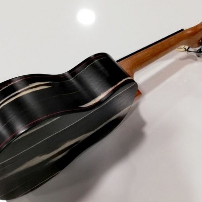 Guitarra acústica com corpo de madeira escura e pescoço claro