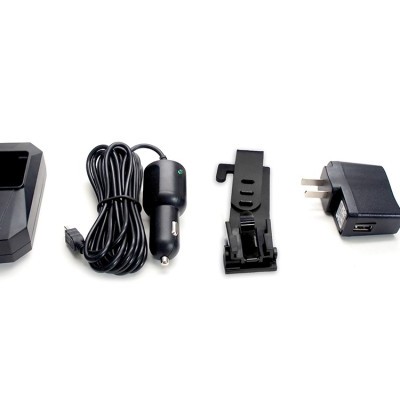 Acessórios eletrónicos sob fundo branco, incluindo suporte, cabos USB e carregador.