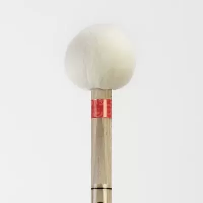 Baqueta de percussão com cabeça branca macia e cabo de madeira com faixa vermelha