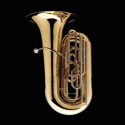 Tuba dourada de metal brilhante sobre fundo preto