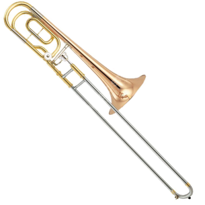 Trombón de metal dorado y plateado sobre fondo blanco