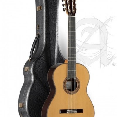 Guitarra clássica em madeira clara com estojo rígido preto