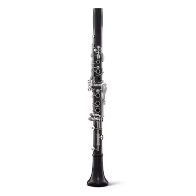 Clarinete preto com chaves prateadas isolado em fundo branco