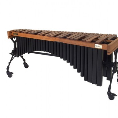 Marimba de madeira com tubos pretos e estrutura com rodas