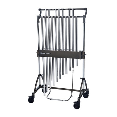 Instrumento musical percussivo com hastes metálicas prateadas e estrutura preta com rodas