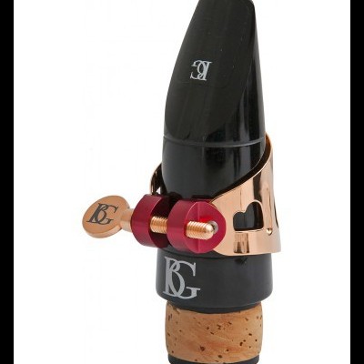 Boquilha preta com abraçadeira dourada e aperto vermelho para instrumento de sopro