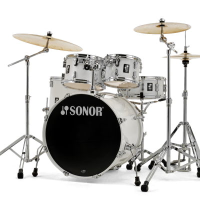 Conjunto de bateria acústica SONOR com pele preta e branca e suportes cromados
