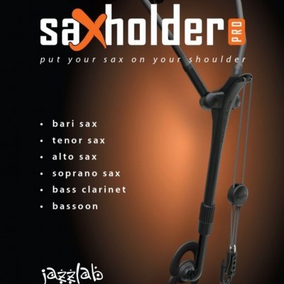 Suporte para saxofone Saxholder Pro preto em fundo escuro com texto promocional e lista de instrumentos compatíveis.