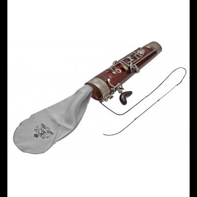 Fagote em madeira com detalhes metálicos e bolsa de proteção cinzenta