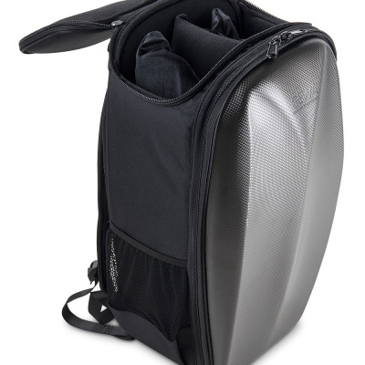 Mochila rígida preta com painel cinza metálico texturizado e compartimentos internos