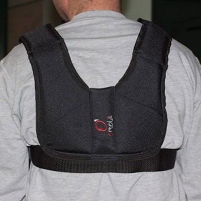 Colete de postura preto nas costas de uma pessoa com t-shirt cinza