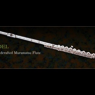 Flauta transversal prateada com texto promocional em fundo escuro