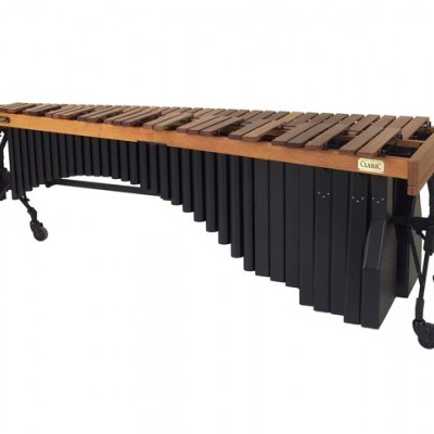 Marimba com teclas de madeira e tubos pretos em estrutura com rodas