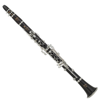 Clarinete preto com chaves prateadas sobre fundo branco