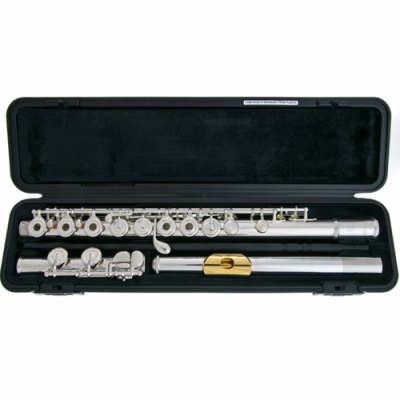 Flauta transversal em estojo preto aberto, com interior em veludo preto