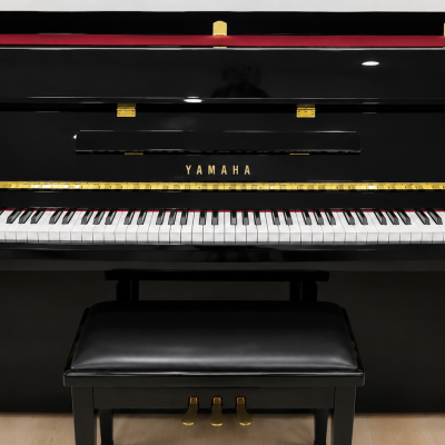Piano vertical Yamaha preto brilhante com banco preto