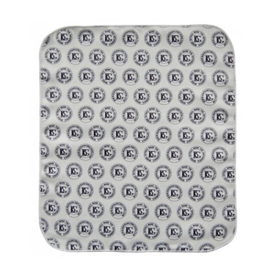 Fralda branca com padrão preto de círculos e letras K C