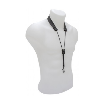 Cordão preto com gancho numa manequim branco