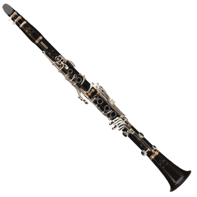 Clarinete preto com chaves prateadas em fundo branco