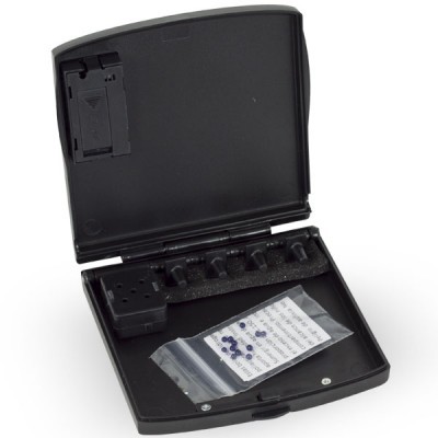 Estojo aberto com parafusos e sacos transparentes no interior