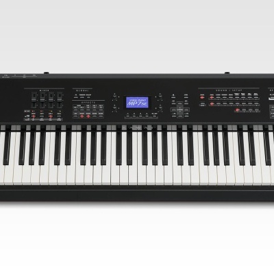 Piano digital preto KORG MP7-SE com 88 teclas em fundo branco