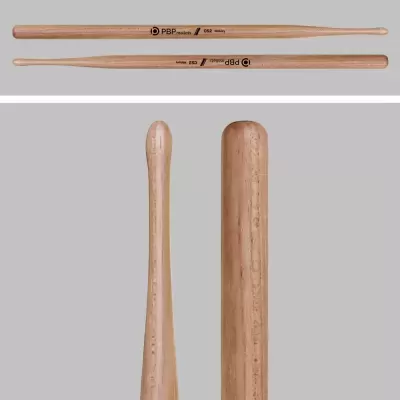 Duas baquetas de madeira claras com inscrições em preto PDP by DW 902 5A