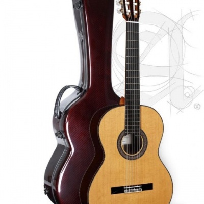 Guitarra portuguesa de madeira clara com estojo castanho escuro