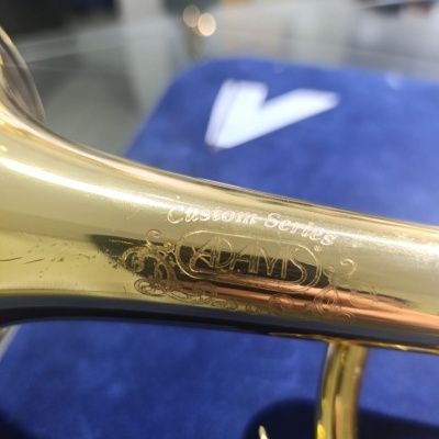 Instrumento musical de latão dourado com gravação personalizada