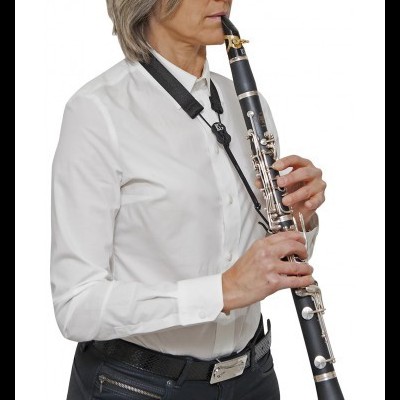 Pessoa a tocar clarinete preto com teclas prateadas