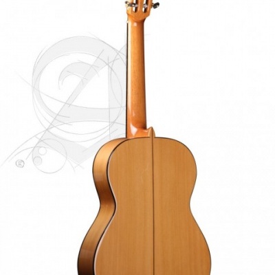 Guitarra clássica de madeira vista de trás